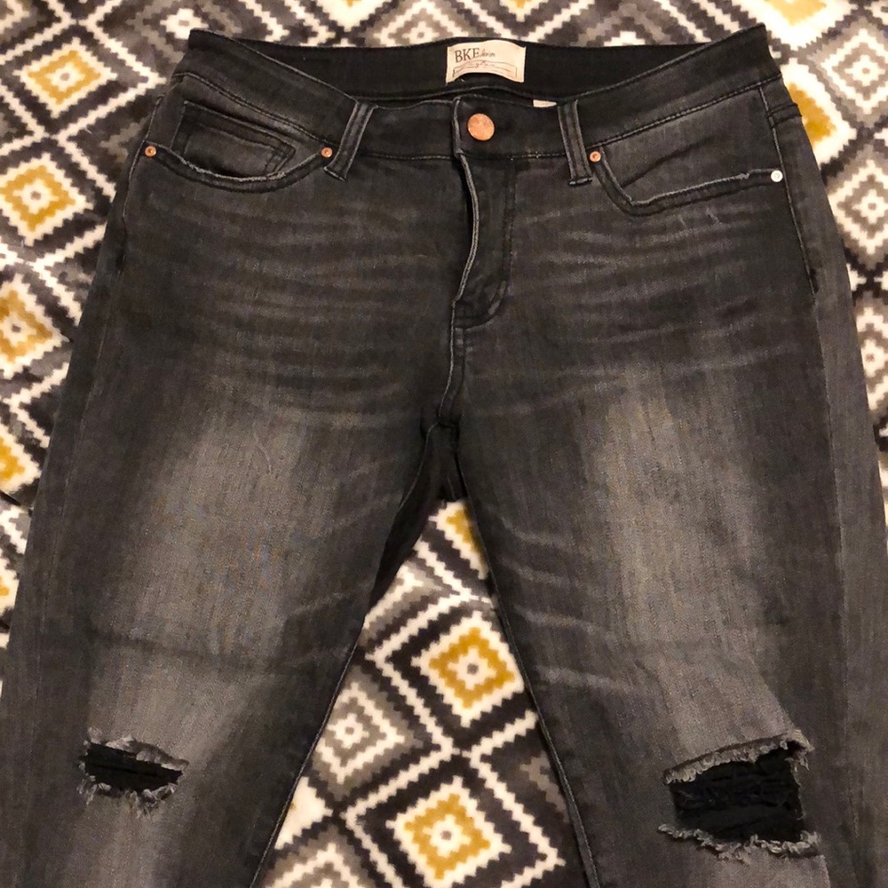 Buckle distressed capri jeans